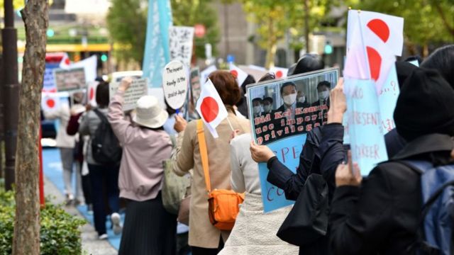 Pessoas participando de protesto contra casamento entre princesa Mako, do Japão, e Kei Komuro, em Tóquio em 26 de outubro de 2021