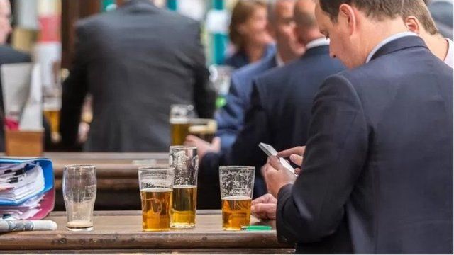研究显示，少喝酒或是不喝酒将有助于降低患癌风险。(photo:BBC)