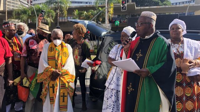 Membros de várias religiões participaram da manifestação em frente à obra da estação