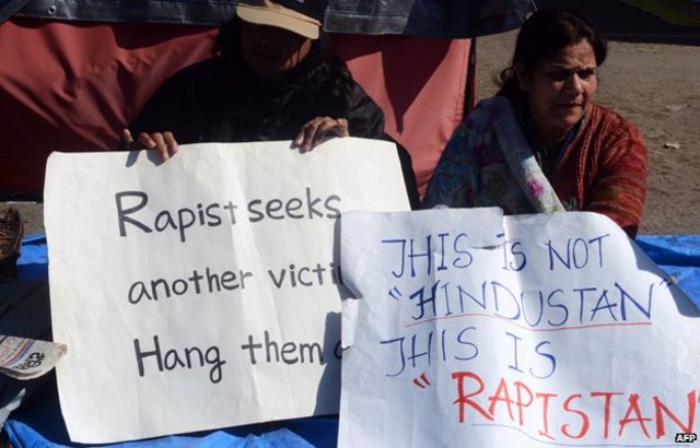 cartaz que diz "aqui não é o hinduistão, aqui é o rapistão'