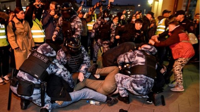 Policiais de Moscou prendendo manifestantes