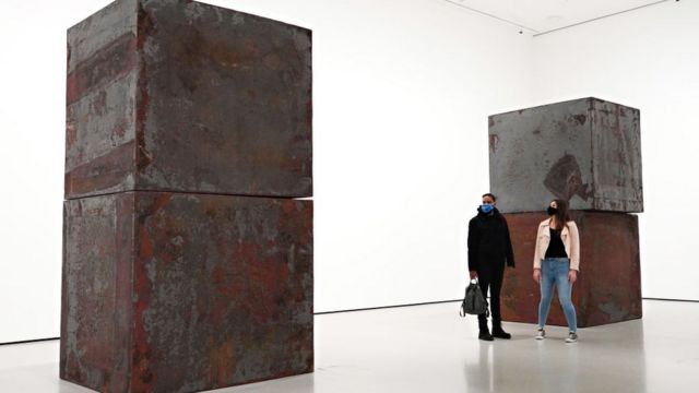 Obra Equal, de Richard Serra, expuesta en el Museo de Arte Moderno de Nueva York