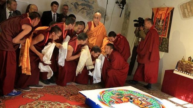 الدالاي لاما مع عدد من الرهبان البوذيين، أثناء زيارته لأوزوبيس للمرة الأولى عام 2013