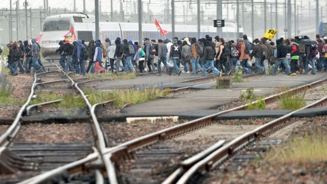 フランスではサッカーの欧州選手権が来月に予定されている(写真は26日に仏北西部のレンヌで行われたデモ)