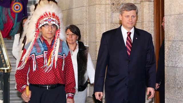 رئيس الوزراء هاربر مع فيل فونتين، زعيم السكان الأصليين الكنديين، في عام 2008