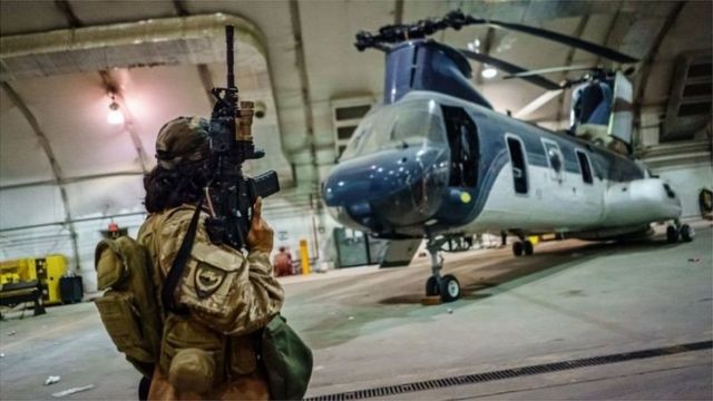 原阿富汗政府军的大批武器装备--其中包括许多美国援助的武器装备--落入塔利班手中(photo:BBC)