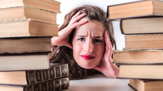 Mujer, entre libros.