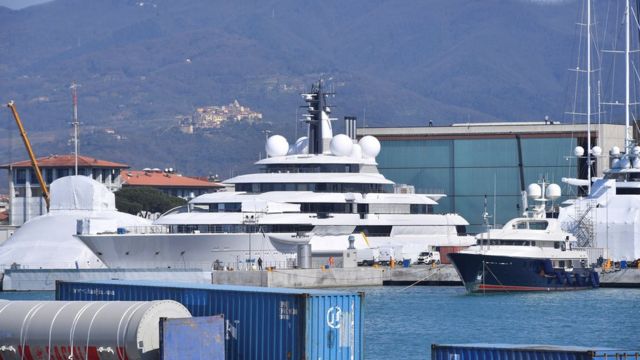 Scheherazade, um dos maiores e mais caros iates do mundo supostamente ligados a bilionários russos, está atracado no porto da pequena cidade italiana de Marina di Carrara, Itália, em 23 de março de 2022.