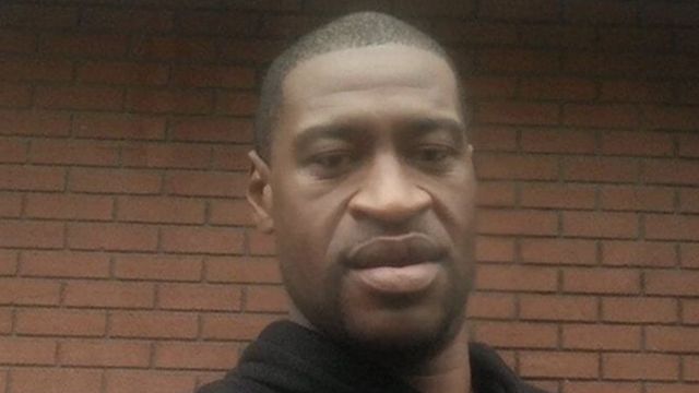 George Floyd yakomeje gutakambira abapolisi bari bamutaye muri yombi avuga ko atakibasha guhumeka