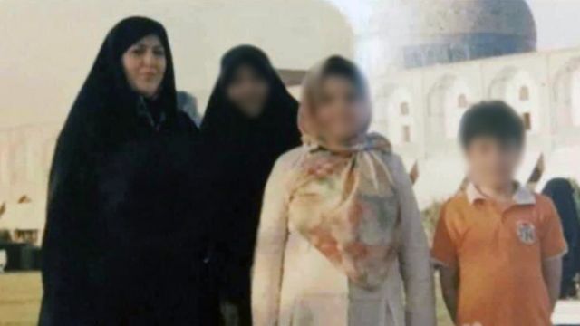 Zahra İsmaili ailesiyle