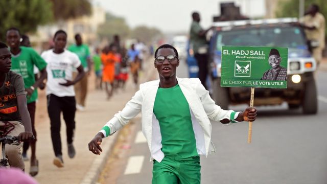 Un militant du parti d'Issa Sall, le Pur, habillé au couleurs du parti politique.
