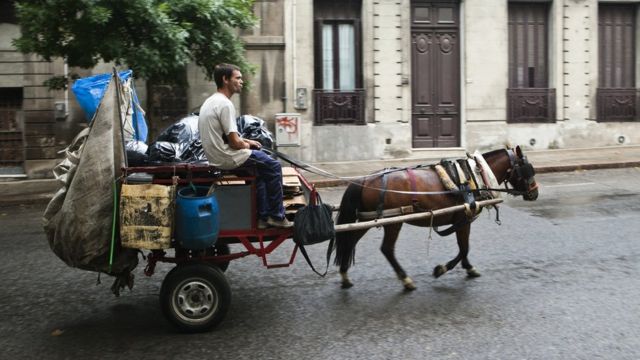 Carrito tirado por caballo en Montevideo.