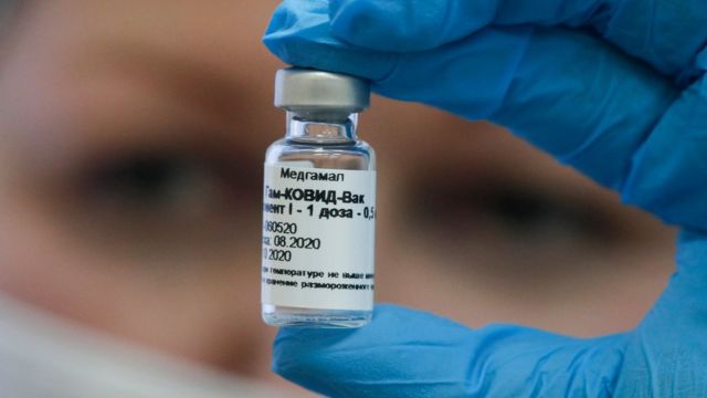"Спутник-V" - лишь одна из вакцин против коронавирусной инфекции, которую разрабатывают в России, но пока лишь она получила регистрацию
