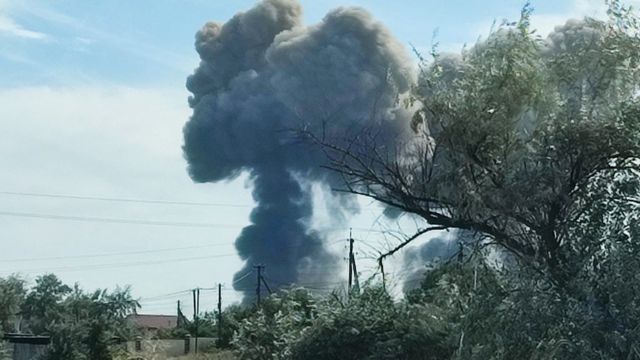 Fumaça perto de base aérea militar russa em Novofedorivka, Crimeia, em 9 de agosto de 2022