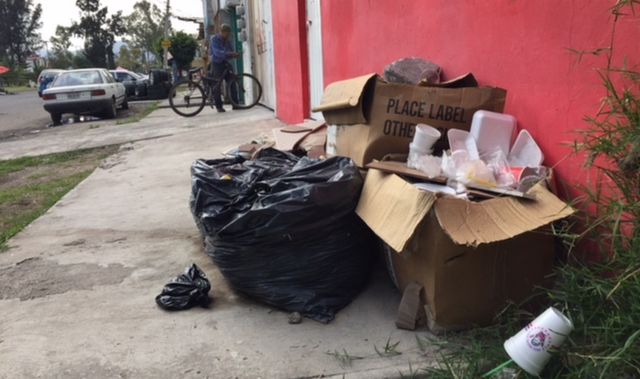 Bolsas negras de basura tiradas en la calle.