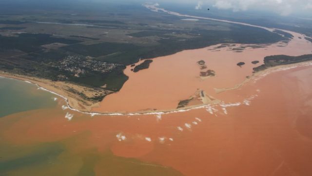 Rio Doce atingido pela lama e rejeitos de desastre ambiental em 2015
