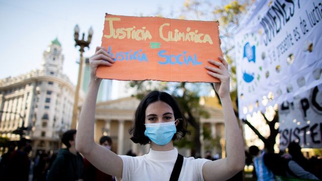 Mercedes Pombo, una de las fundadoras de Jóvenes por el Clima en Argentina, con un cartel que dice: "Justicia climática es justicia social"