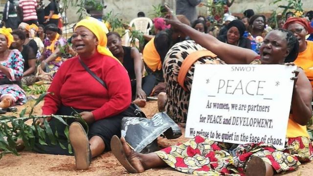 A Bamenda, des centaines de femmes marchent et exigent la paix dans les régions anglophones du Cameroun.