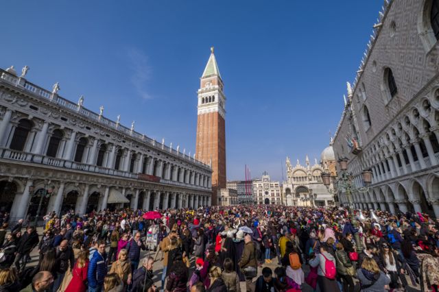 људи током карневала на тргу светог марка у венецији, март 2019.