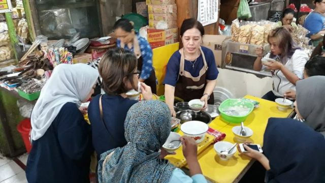 (Foto diambil sebelum pandemi) Rasa khawatir juga diungkapkan penjual es Dawet Telasih Bu Dermi di Pasar Gede, Solo, Jawa Tengah, Ruth Tulus Subekti.