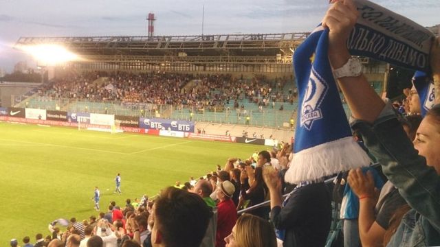 Боельщики "Динамо" поздравляют команду с победой в первом матче в ФНЛ