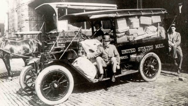 Imagem em preto e branco mostra veículo de 1914 que carregava pacotes entregues pelos Correios