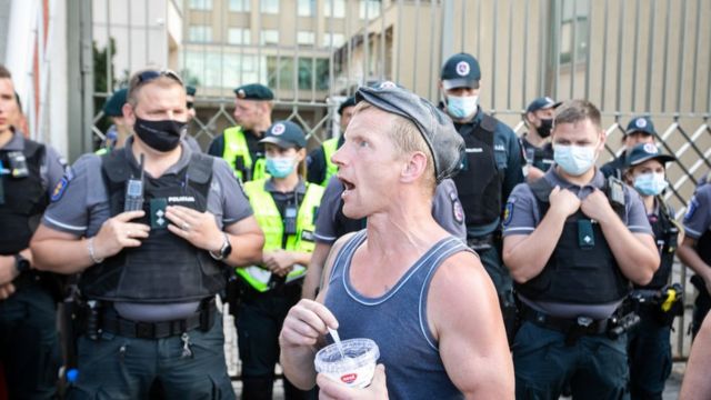Протест против ковидных паспортов у парламента Литвы