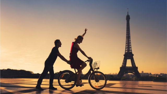 Пара на велосипеде в Париже
