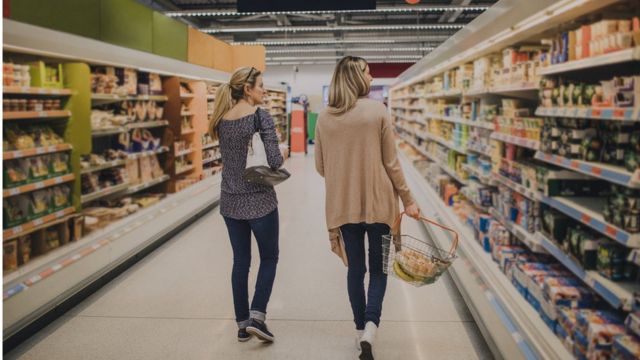 süpermarkette alışveriş yapan iki kadın