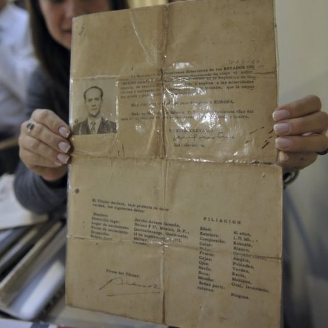 En la imagen, aparece el documento usado como pasaporte por el expresidente de Guatemala Jacobo Arbenz.