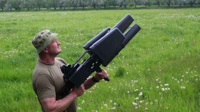 Soldado da ucrânia com rifle antidrone