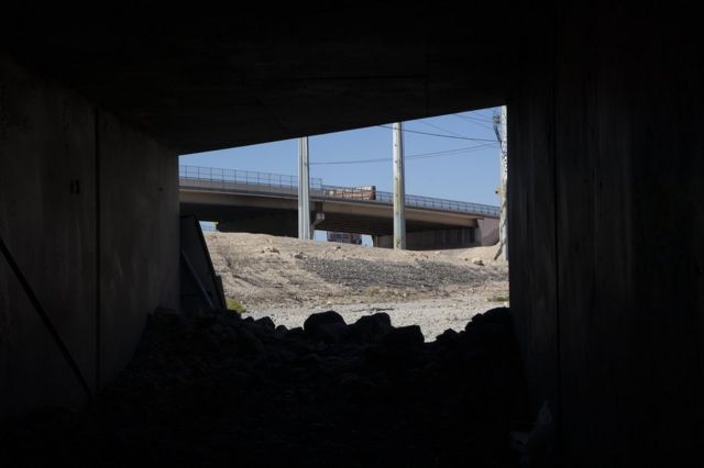 Lo que se ve desde el interior de uno de los túneles subterráneos de Las Vegas, Nevada, Estados Unidos, el 29 de abril de 2023.