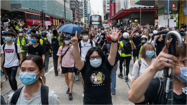 中國人大審議香港新《國安法》時，香港街頭再現抗議。