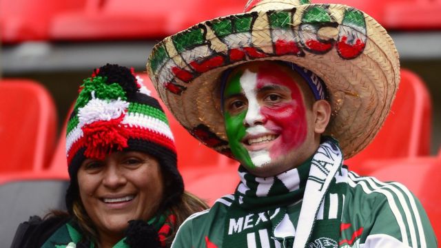 Aficionados mexicanos en el Estadio Azteca