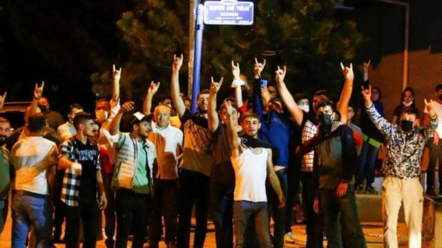 تجمع بعض الشباب الأتراك في حي ألتنداغ وأضرموا النيران بممتلكات السوريين مطالبين بترحيلهم إلى بلادهم