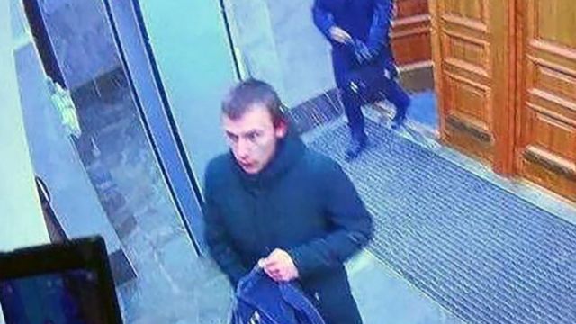 Камеры зафиксировали юношу, который принес взрывчатку в здание ФСБ