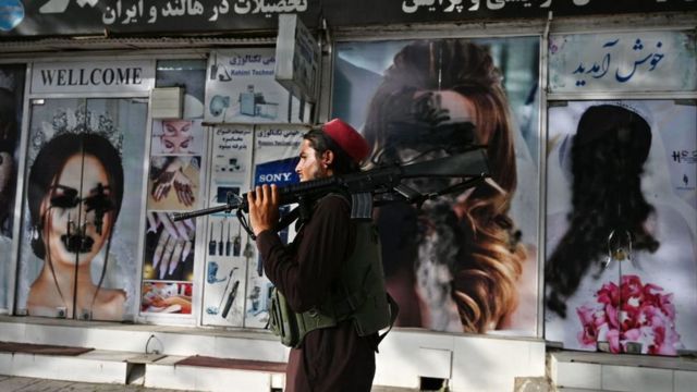 طمست صور النساء على المتاجر في ظل حكم طالبان