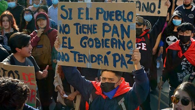 Estudiantes protestan contra gobierno en Ecuador
