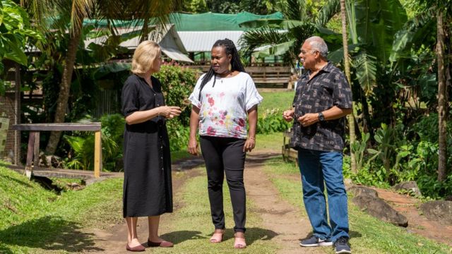 Лора Тревельян (ліворуч) оглядає колишню рабовласницьку плантацію на Гренаді під час свого візиту у 2022 році