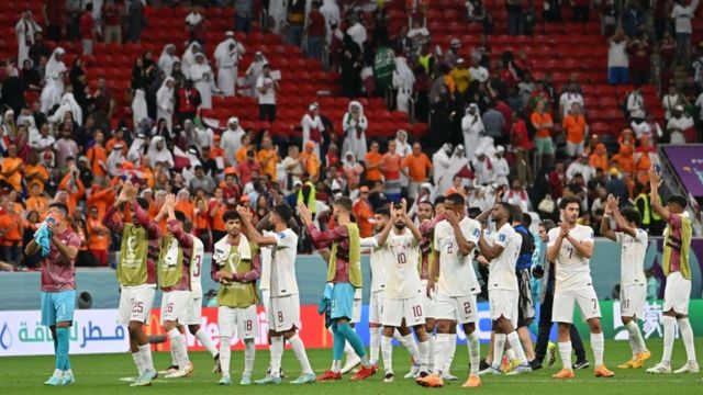 Los jugadres aplaudieron a los qataríes que los apoyaron en el duelo ante Países Bajos.