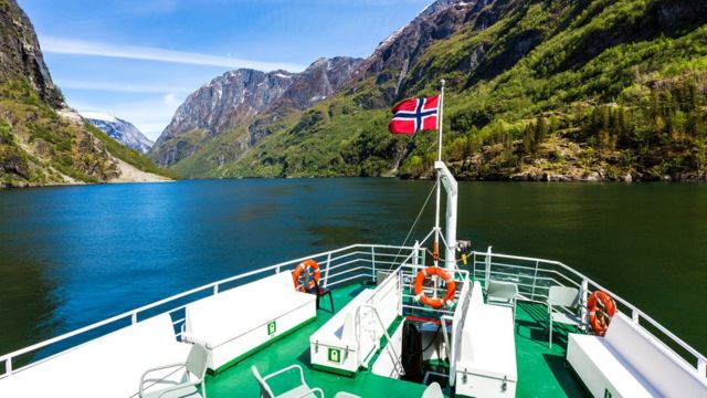 В Норвегии есть где провести время на свежем воздухе - взять хотя бы знаменитые фьорды