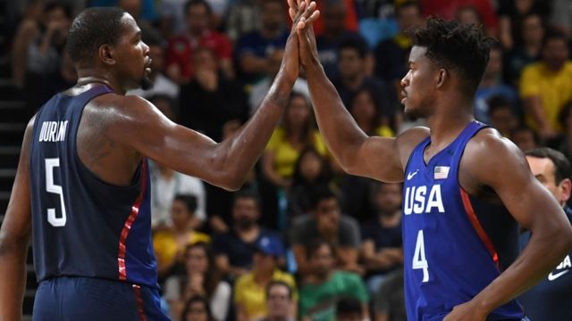 Kevin Durant y Jimmy Butler celebran