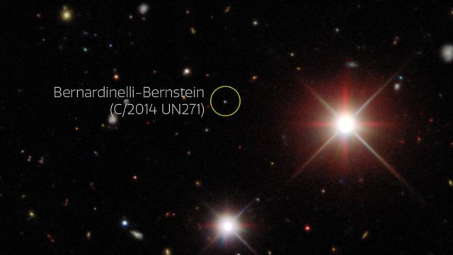La imagen muestra al cometa Bernardinelli-Bernstein, un punto brillante en el cielo oscuro.