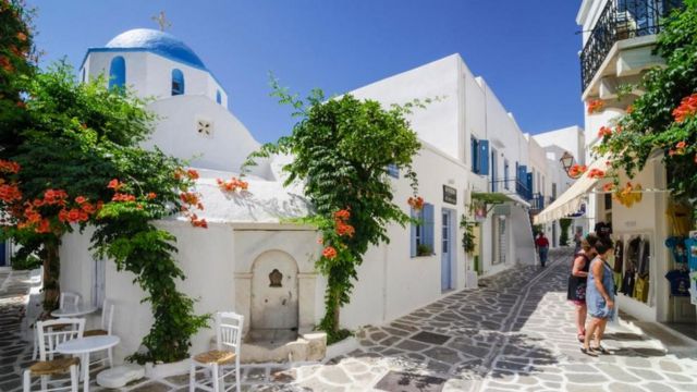 Các hòn đảo nghỉ mát được ưa thích, gồm cả đảo Paros, bị tràn ngập bởi việc cho thuê ngắn hạn đến nỗi một số dân địa phương bị đẩy ra khỏi ngôi nhà đang thuê dài hạn của mình
