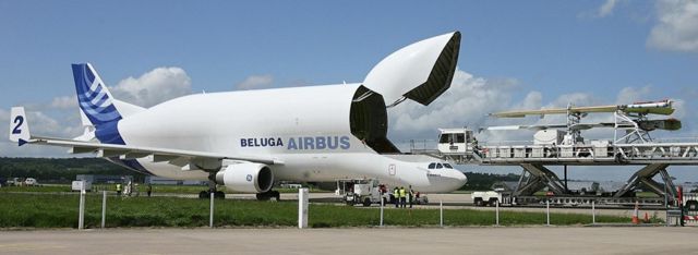 Крылья для Airbus A380 вывозят с завода в Уэльсе на борту грузового Airbus Beluga