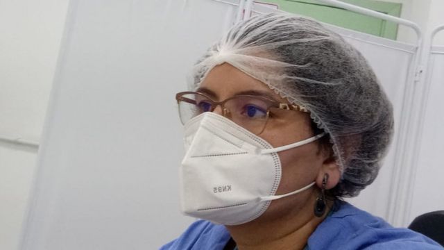 Grupo De Médicos E Enfermeiros Com Conjunto De Máscaras Médicas