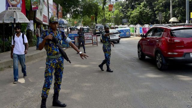Bangladesh border guards direct traffic in Dhaka