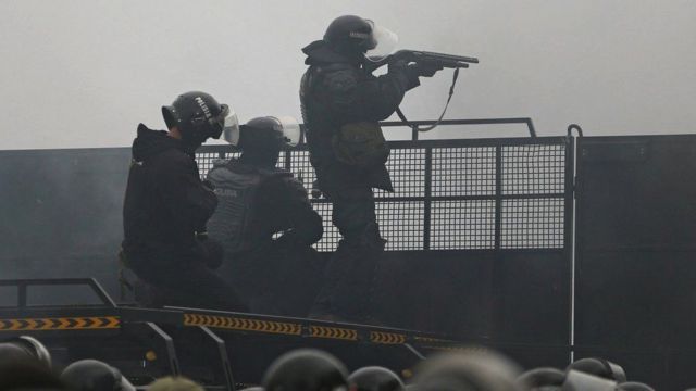 Polícia disparando contra manifestantes cazaques nesta quarta
