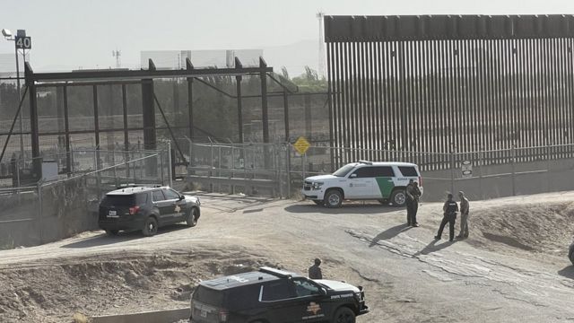 Patrulla fronteriza al costado del muro que separa El Paso de Ciudad Juárez.