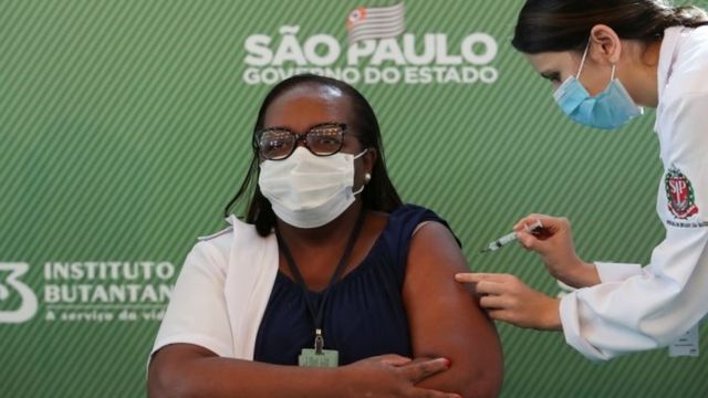 Monica Calazans, primeira pessoa a ser vacinada com a CoronaVac fora dos testes clínicos
